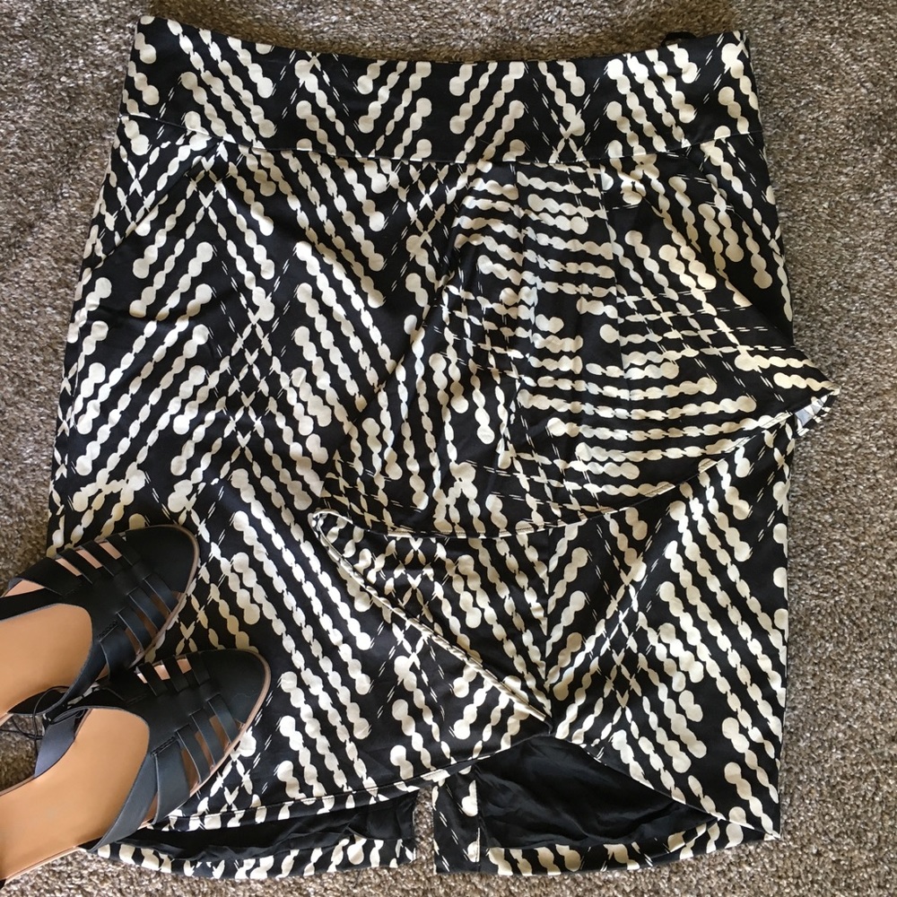 ❤️The Limited❤️ Ruffle Front Pencil Skirt