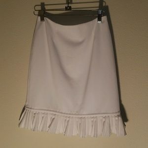 Stretchy, white Worthington skirt, ruffle hemline