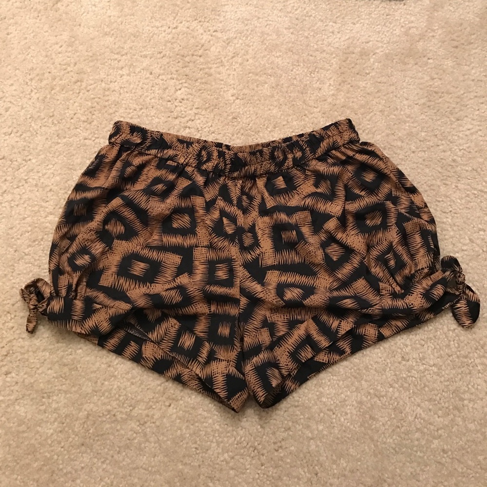 Jungle print side bow tie shorts