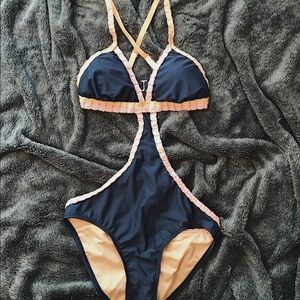 One piece cutout bathing-suit