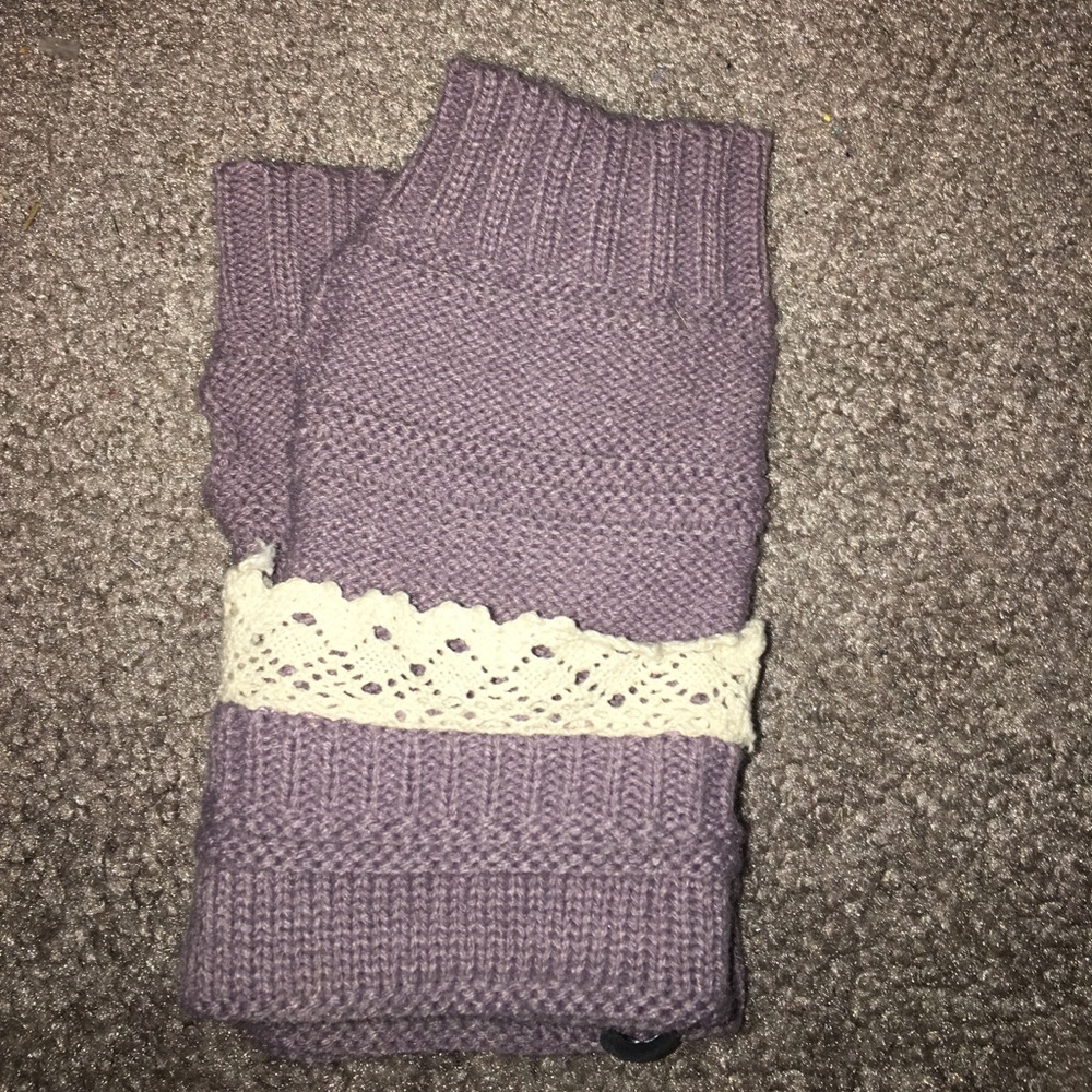 Lace fingerless gloves
