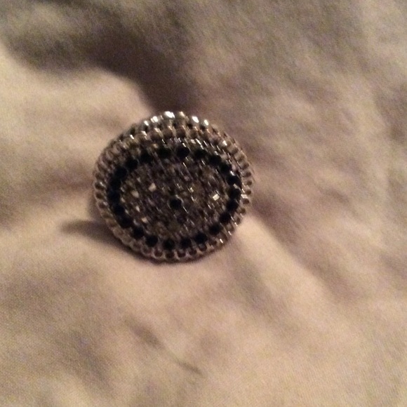 Costume Jewelry Size 8 stretch band ring - Picture 3 of 4