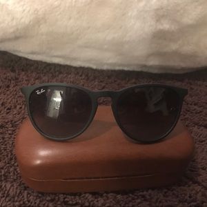 Black plastic frame ray bans