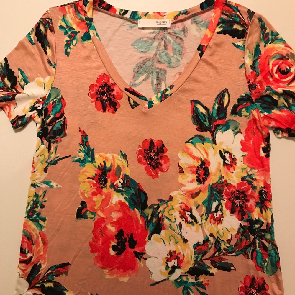 Light Pink Floral V Neck🌹 - Picture 3 of 3