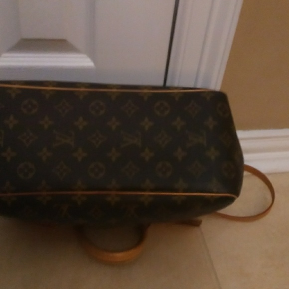 Louis Vuitton - Picture 2 of 6
