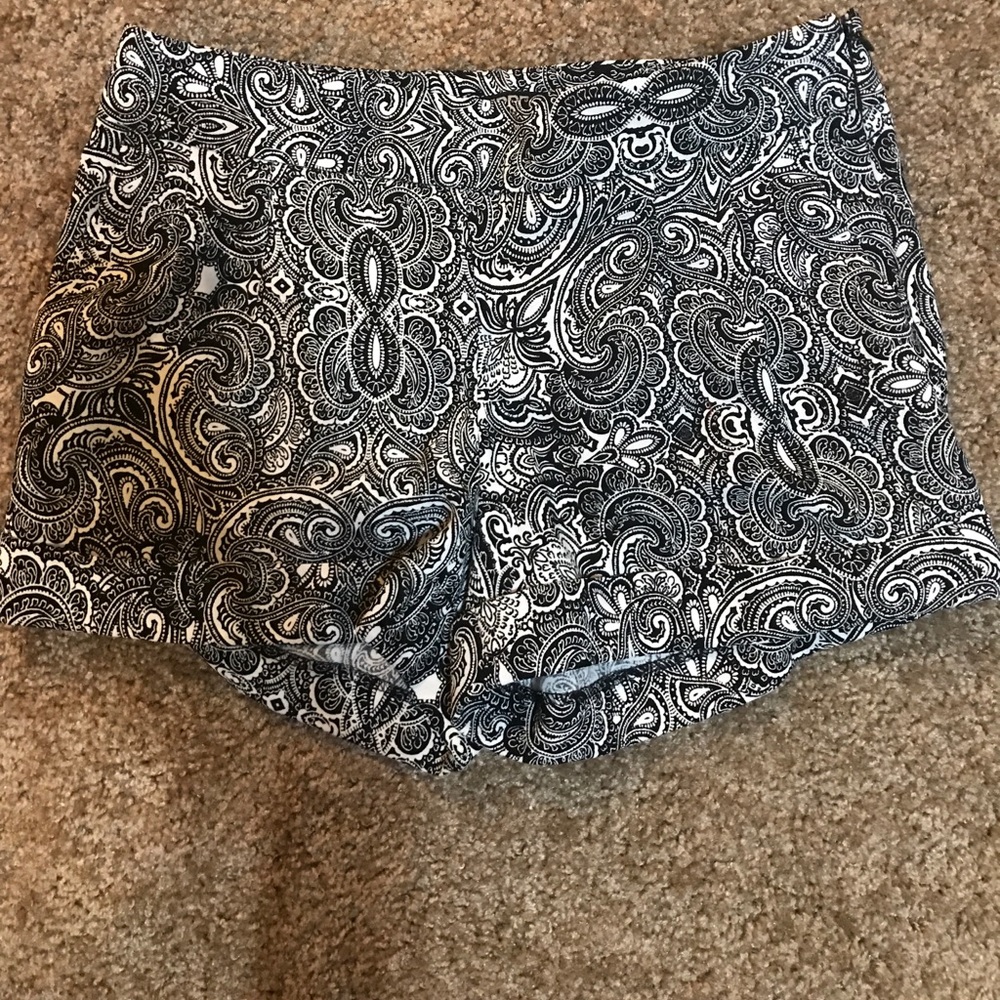 Express Shorts - Picture 2 of 4