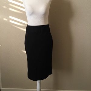 Banana Republic Pencil Skirt - Size 0. Black.