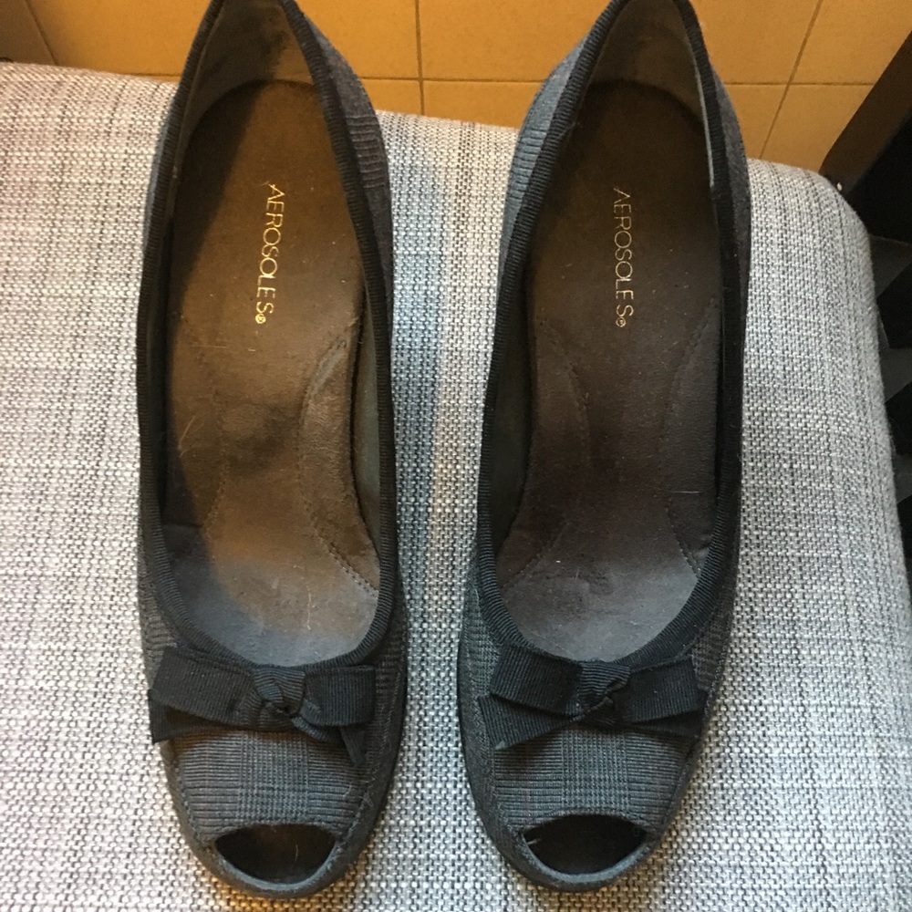 Dark gray and black bow detail peep toe heels