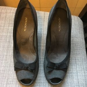 Dark gray and black bow detail peep toe heels