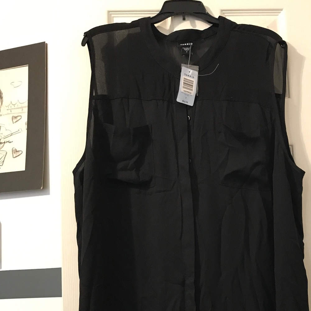 Torrid Black sheer sleeveless high-low top🖤