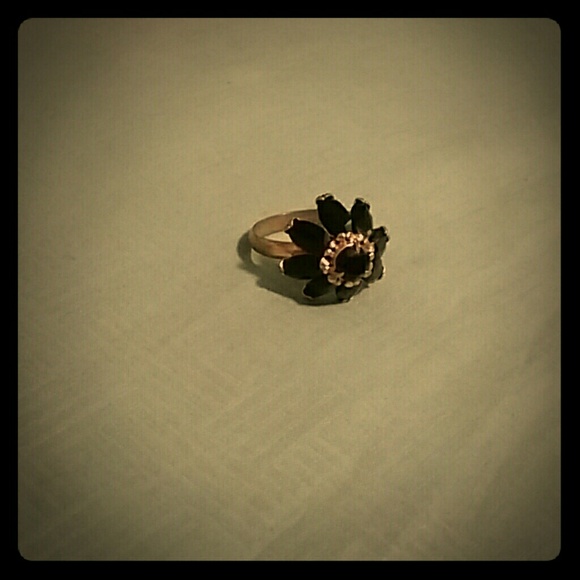 A black and gold ring - Picture 1 of 1