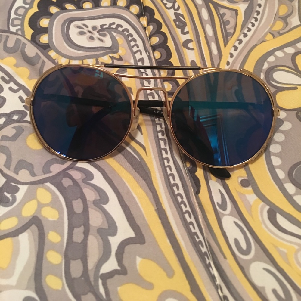 Cute round glasses!