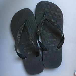 Havainas black flip flops