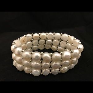 White freshwater pearl bracelet