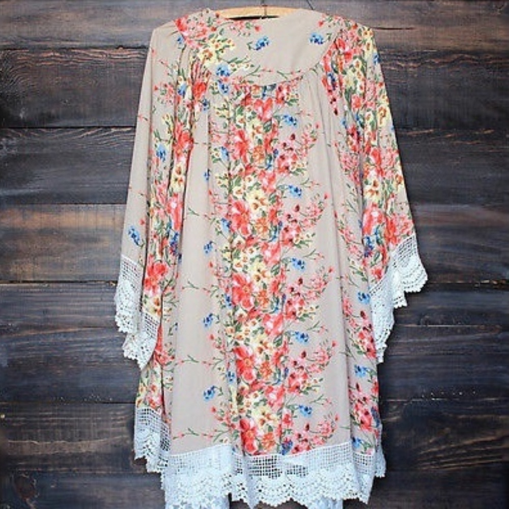 ♣️M Left!♣️ Beautiful Detailed Kimono - Picture 3 of 6