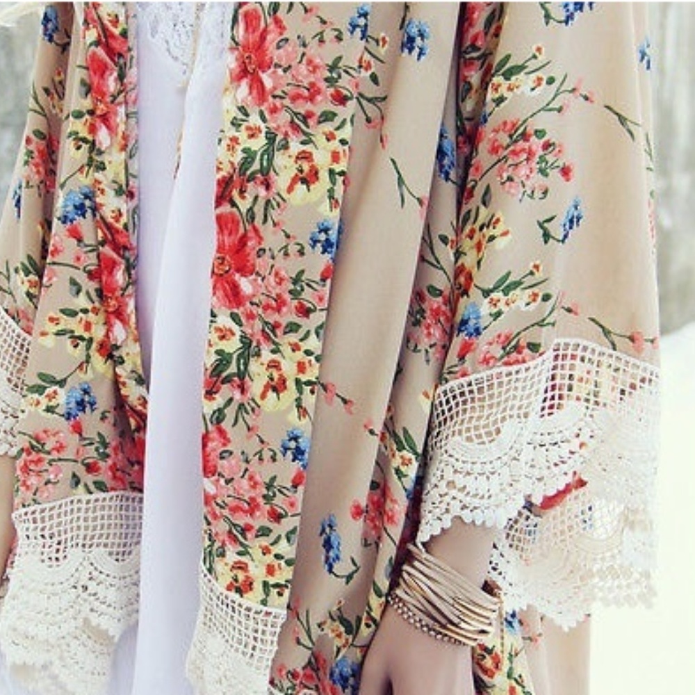 ♣️M Left!♣️ Beautiful Detailed Kimono - Picture 6 of 6
