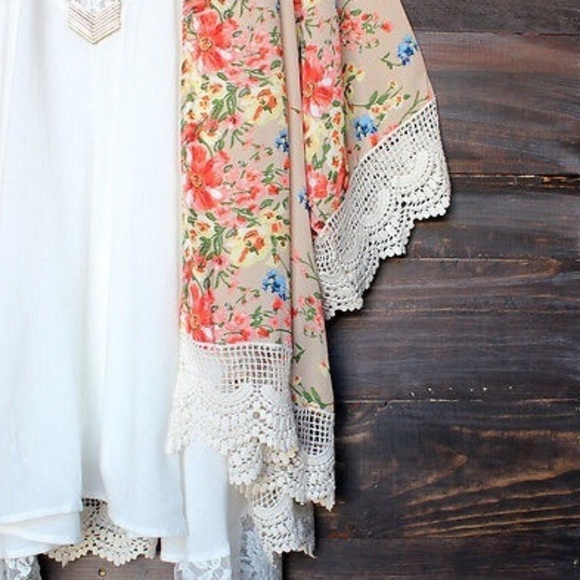 ♣️M Left!♣️ Beautiful Detailed Kimono - Picture 5 of 6