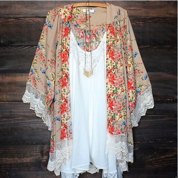 ♣️M Left!♣️ Beautiful Detailed Kimono - Picture 2 of 6