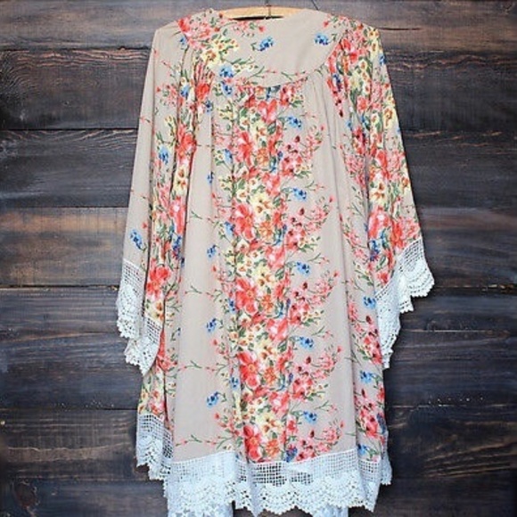 ♣️M Left!♣️ Beautiful Detailed Kimono - Picture 3 of 6