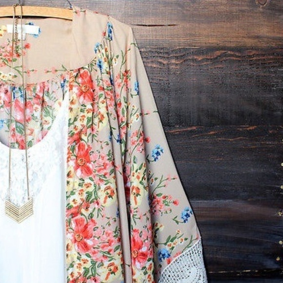 ♣️M Left!♣️ Beautiful Detailed Kimono - Picture 4 of 6