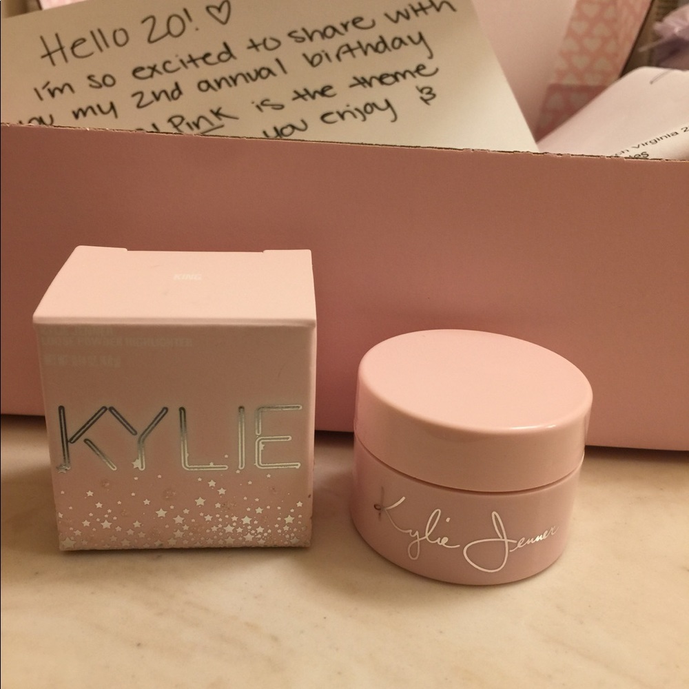 Kylie Jenner loose powder highlighter