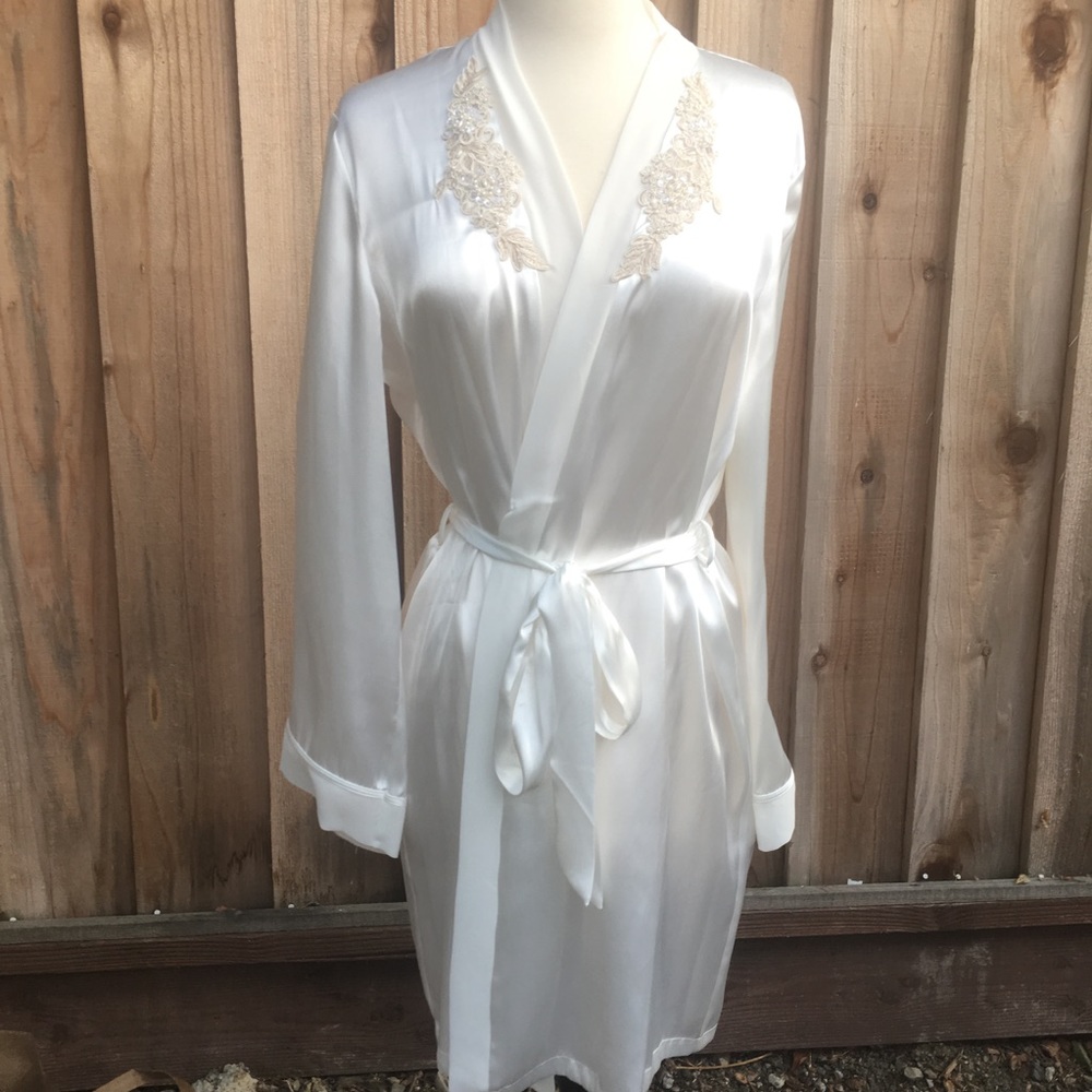 Vintage White Appliqué Robe