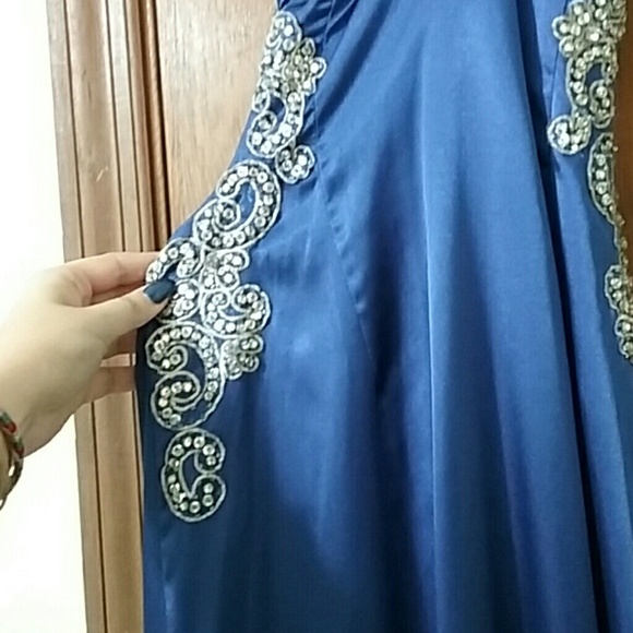 Formal dress - Picture 1 of 4
