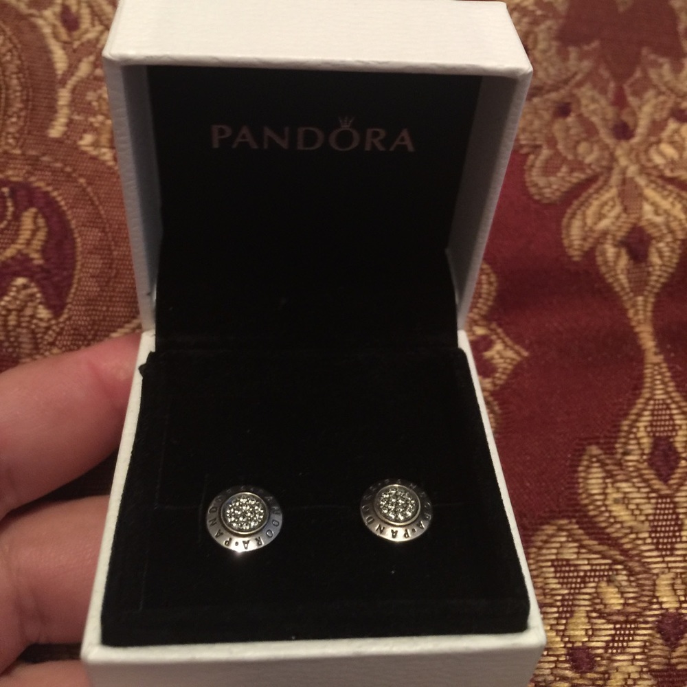 🎉SOLD🎉BRAND NEW PANDORA SIGNATURE STUD EARRINGS