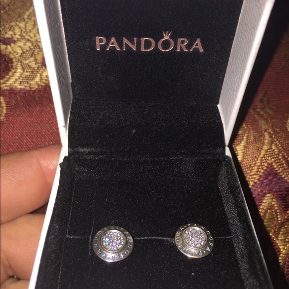 🎉SOLD🎉BRAND NEW PANDORA SIGNATURE STUD EARRINGS - Picture 2 of 7