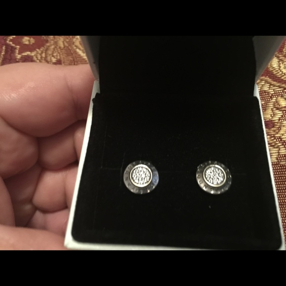 🎉SOLD🎉BRAND NEW PANDORA SIGNATURE STUD EARRINGS - Picture 3 of 7