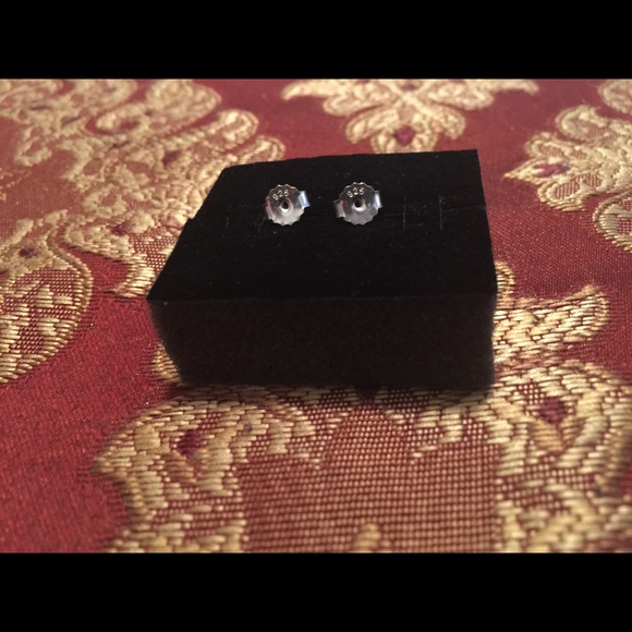 🎉SOLD🎉BRAND NEW PANDORA SIGNATURE STUD EARRINGS - Picture 5 of 7