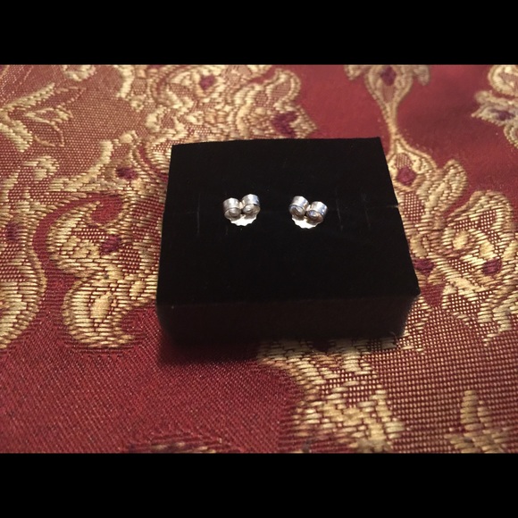 🎉SOLD🎉BRAND NEW PANDORA SIGNATURE STUD EARRINGS - Picture 6 of 7