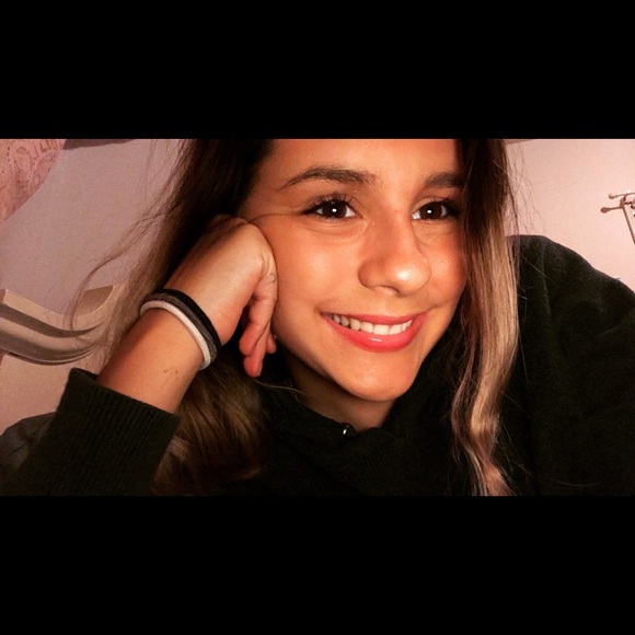 Meet your Posher, Olivia - Picture 2 of 2