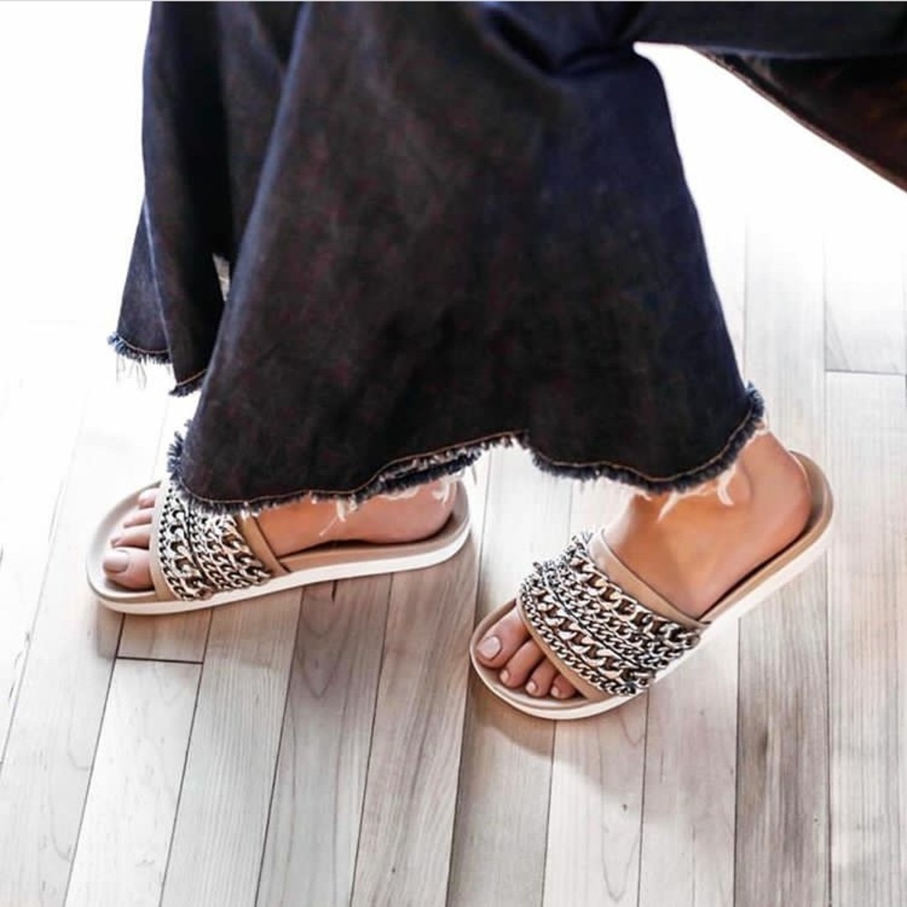Kendall and Kylie "Shiloh light natural" slides