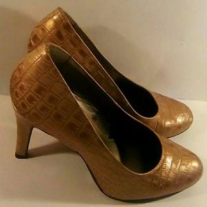 Liz Claiborne Beige Metallic Croc Look Heels