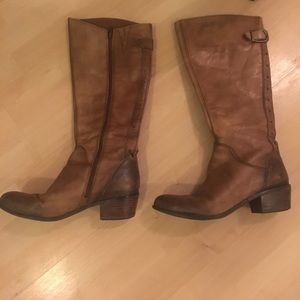Knee high real leather boots. Side zipper.