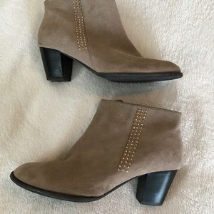 Vionic suede boots w/Orthaheel