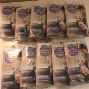 20 nursing pads and 20 breastmilk storagebags