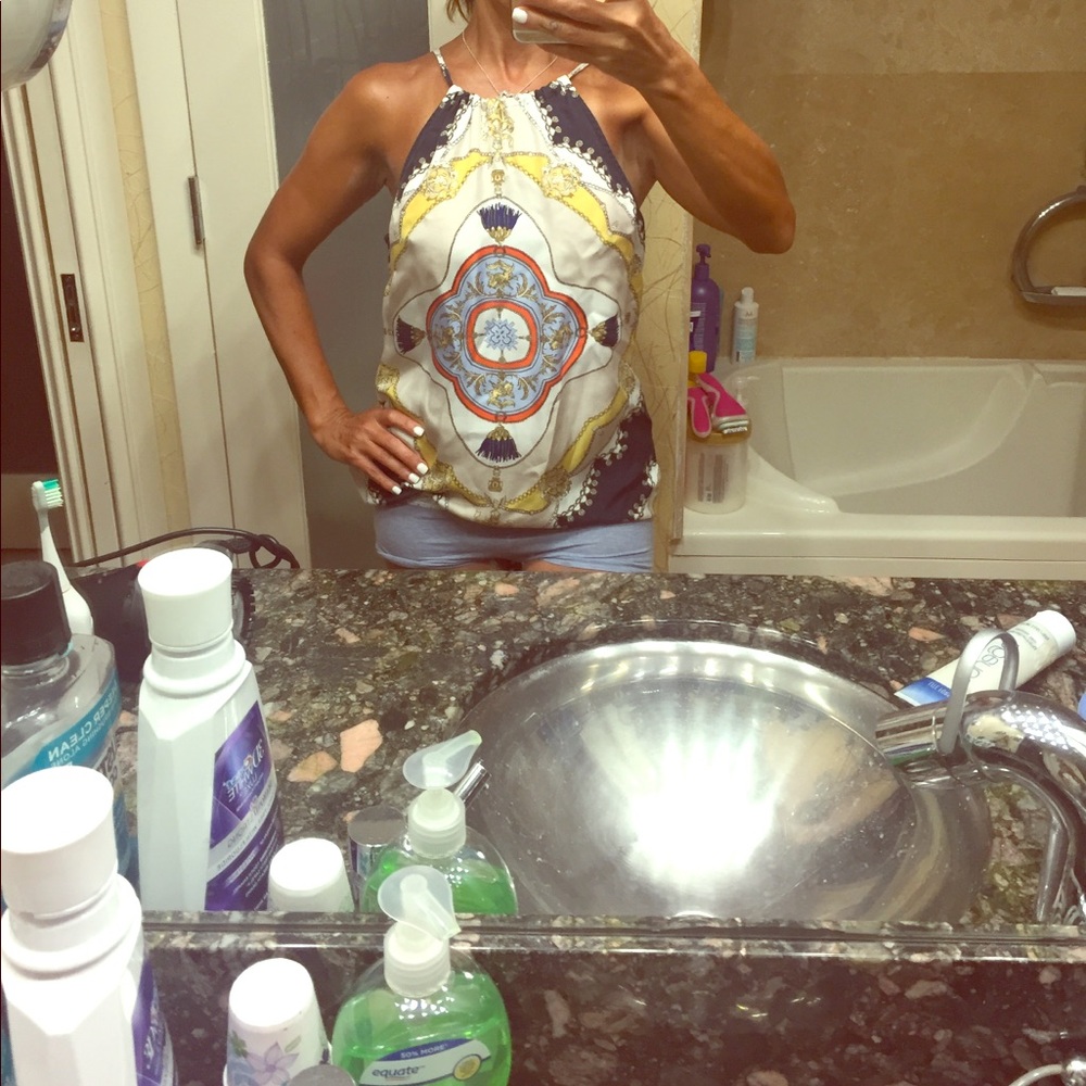 Nice shirt 👚 good for work or a nice shine day