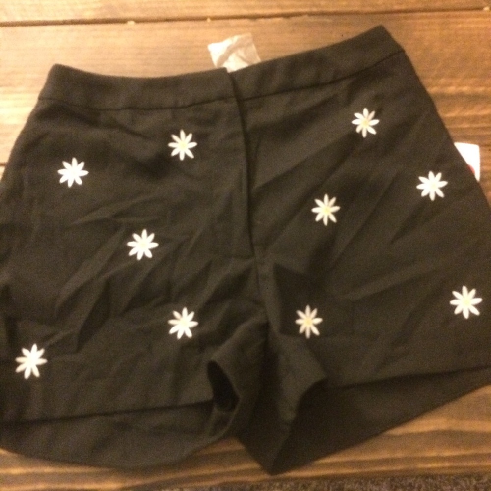NWOT Daisy High Wasted shorts - Picture 2 of 4
