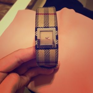 Authentic Burberry watch, needs battery!