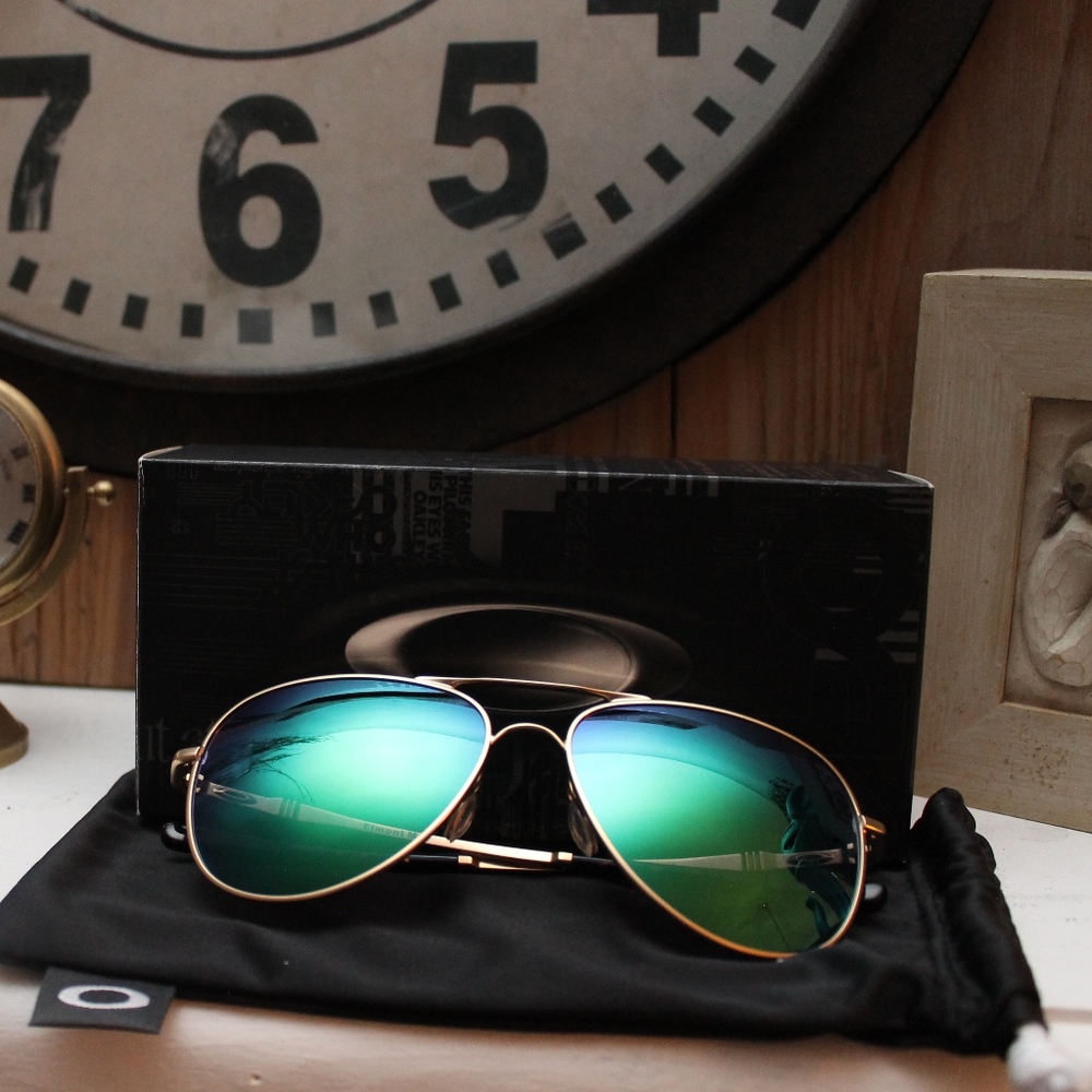 Polarized Gold Oakley Glasses