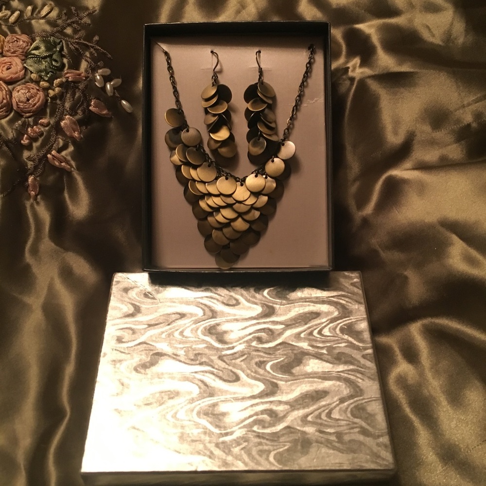 NWOT Delicate Layered Necklace and Earrings Set - Picture 3 of 8