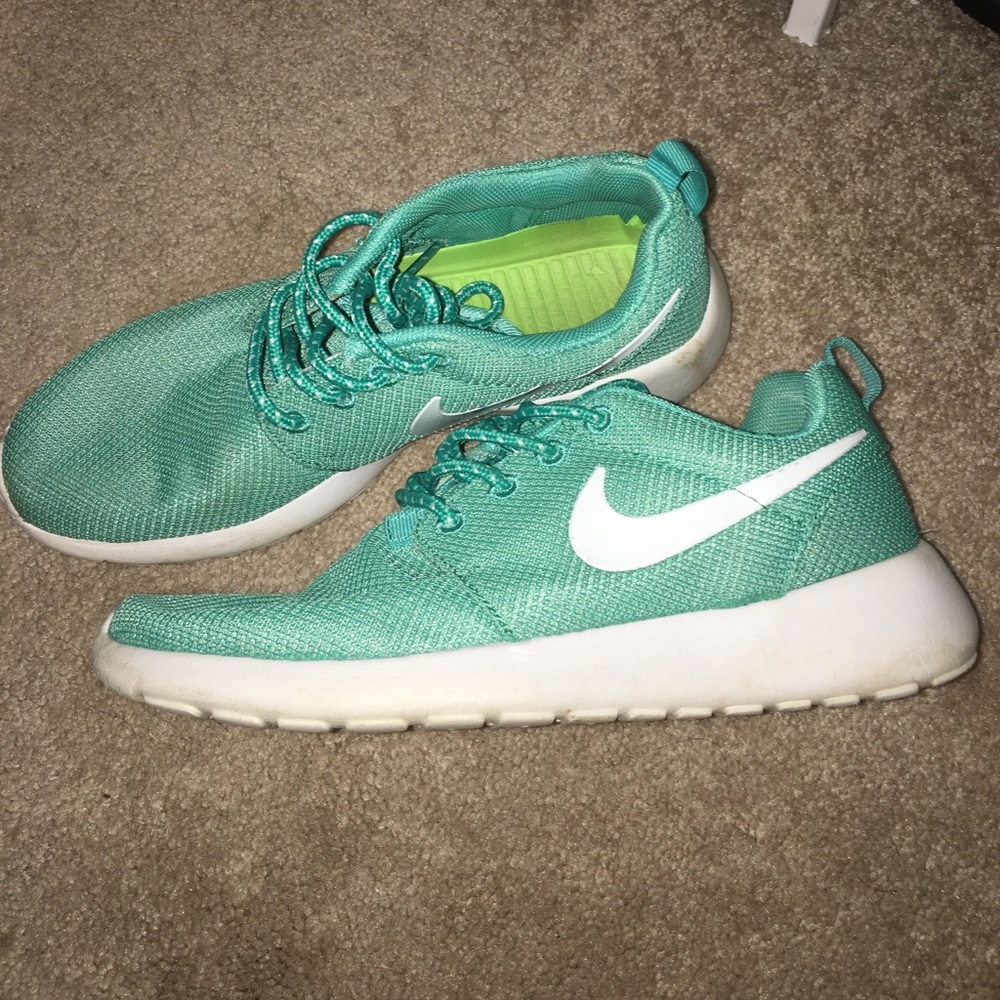 Size 7 Nike Teal Roshes