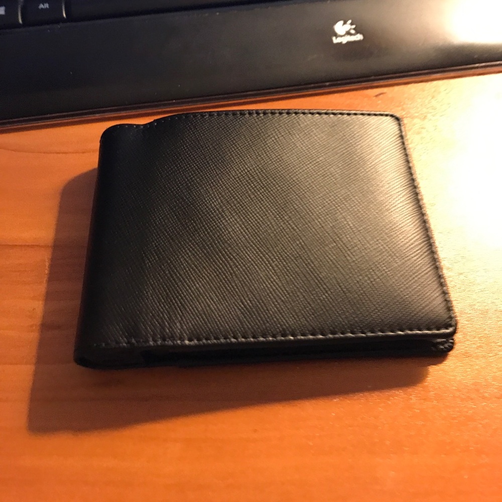 NOMAD Bi-Fold Charging wallet w/ Lighting cable