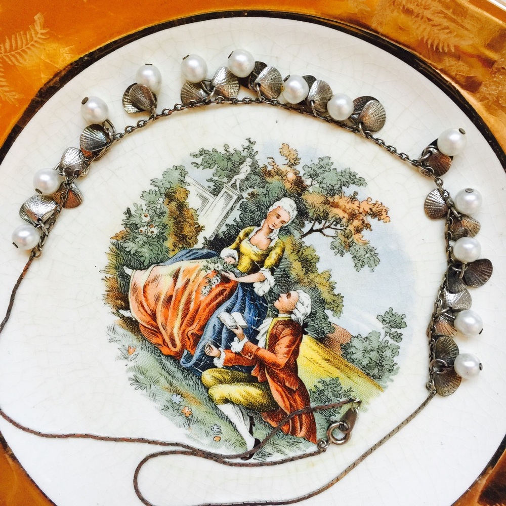 . {SCALLOPED PEARL} Twinkle dangling choker