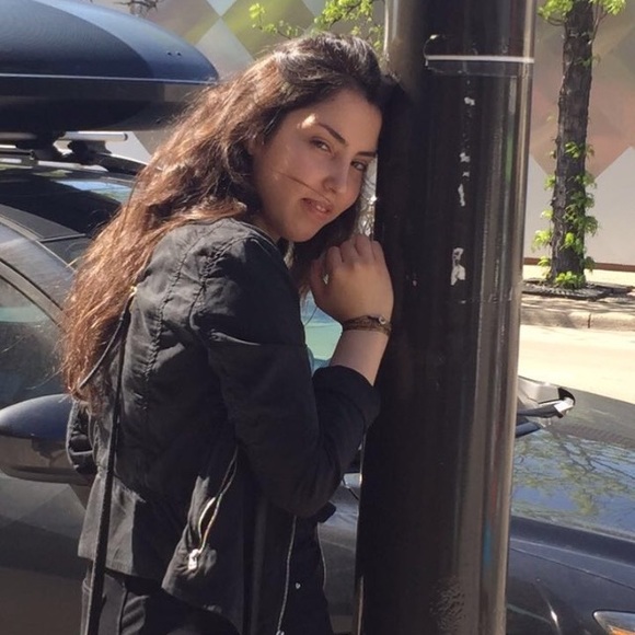 Meet your Posher, Olivia - Picture 2 of 2