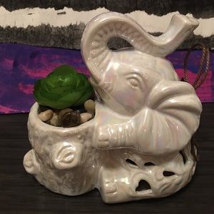 Ceramic Elephant with plastic Flower Pot 🔴NWT🔴