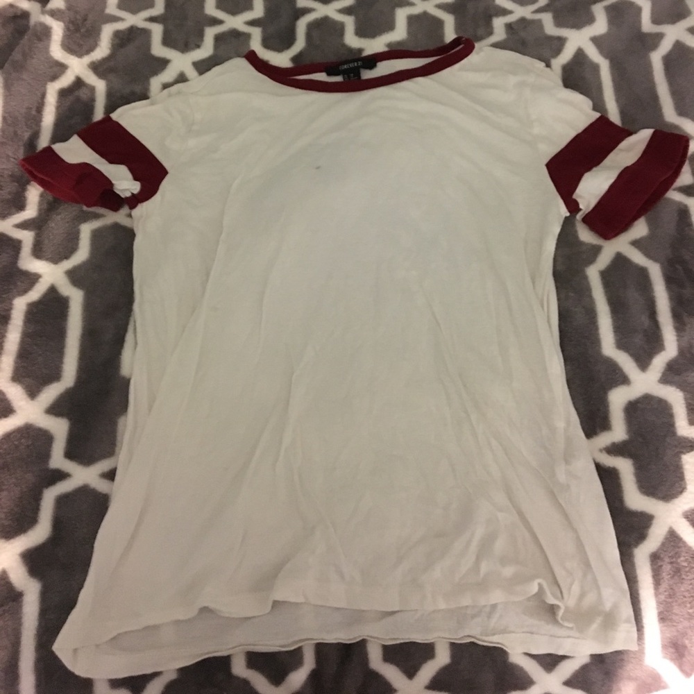 white and maroon tshirt