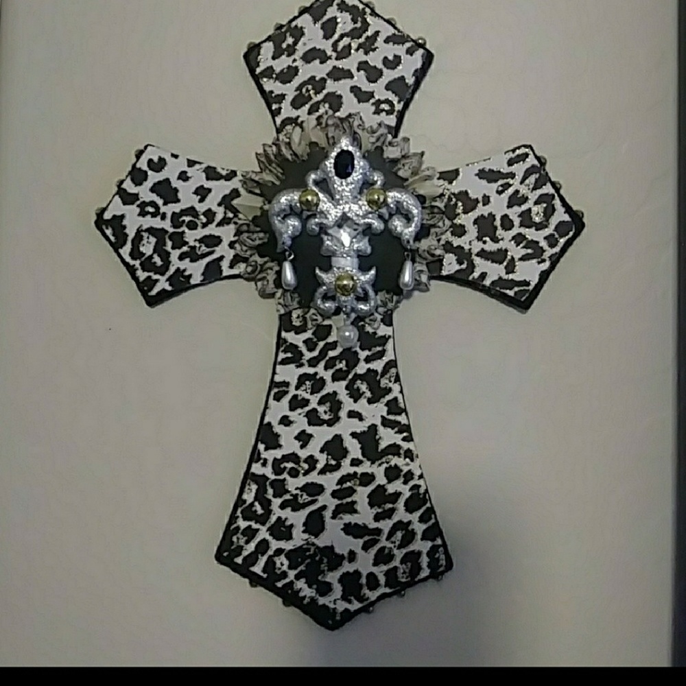 Beautiful leopard design cross